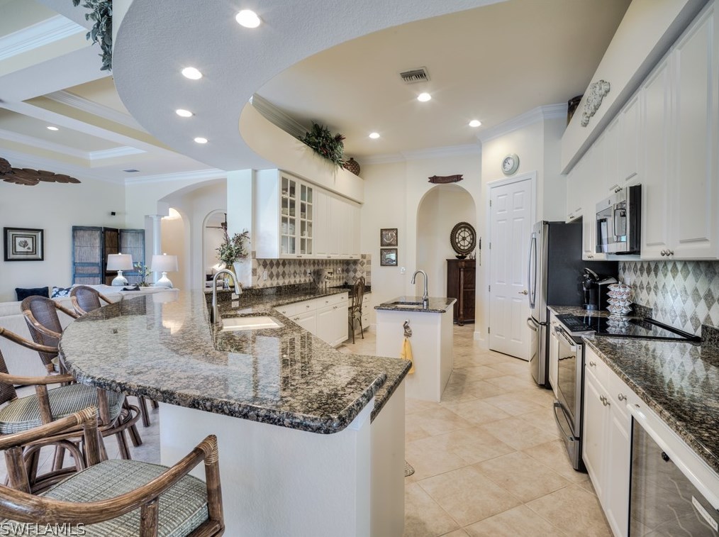 8853 New Castle Dr, Fort Myers FL 33908-5657 exterior