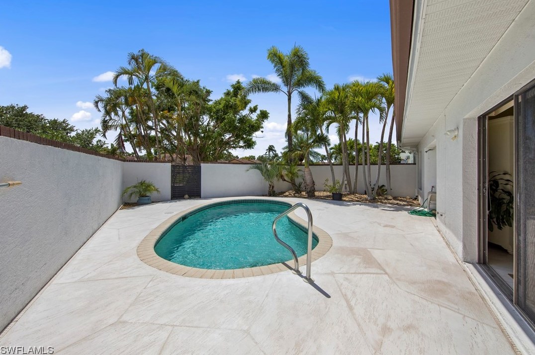 5470 Harbour Castle Dr, Fort Myers FL 33907-7846 exterior