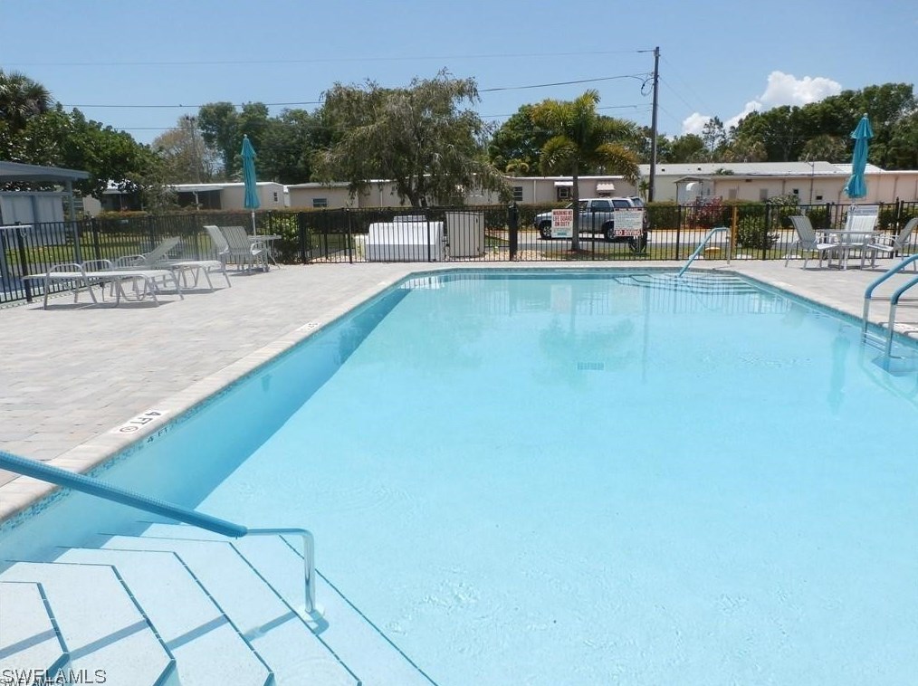 19 Garden Dr, Fort Myers FL  33908-1883 exterior