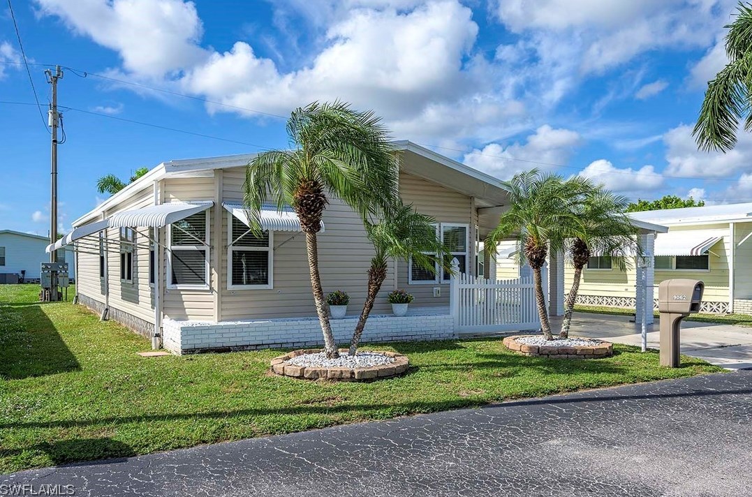 9062 Flamingo Cir, Fort Myers FL  33903-2178 exterior