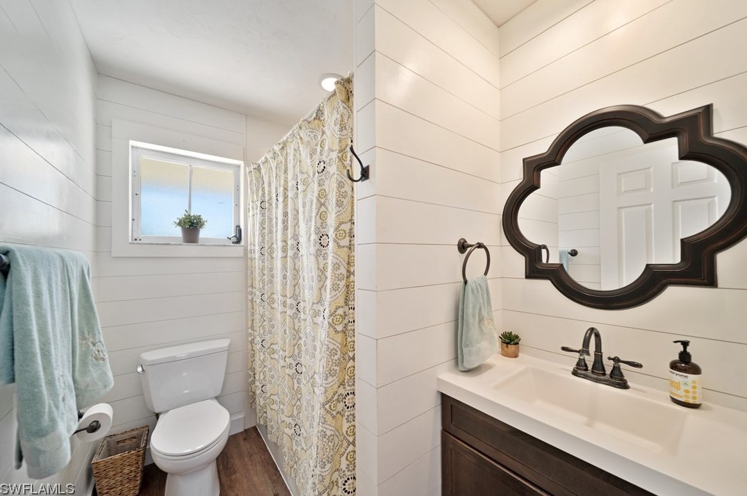 220 Palm Lk Dr, Sanibel FL 33957-5601 exterior