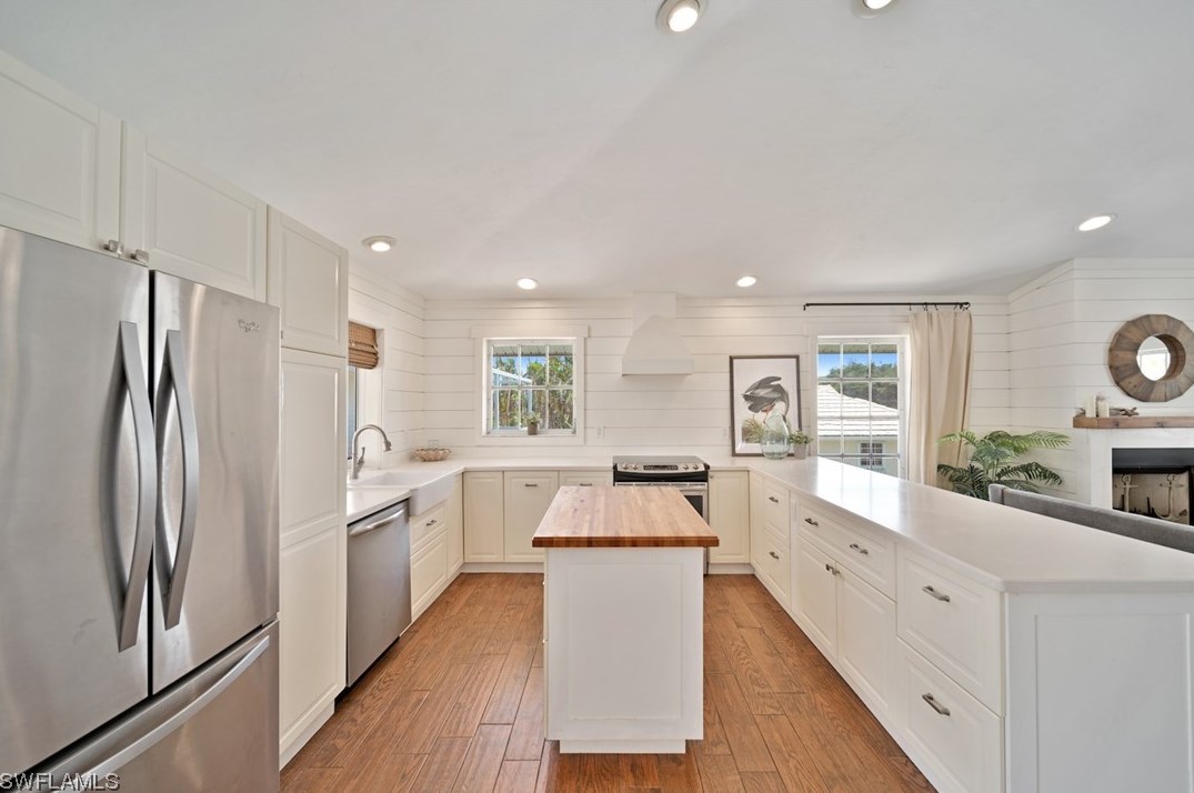 220 Palm Lk Dr, Sanibel FL 33957-5601 exterior