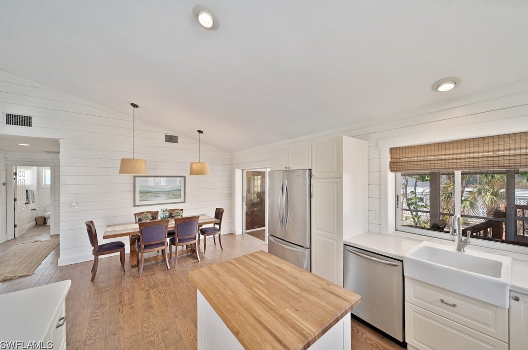 220 Palm Lk Dr, Sanibel FL 33957-5601 exterior