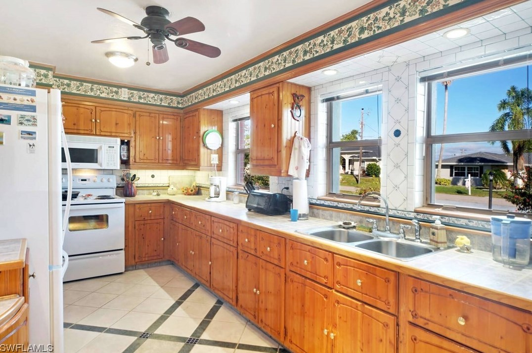 108 42nd Ter, Cape Coral FL  33904-8323 exterior