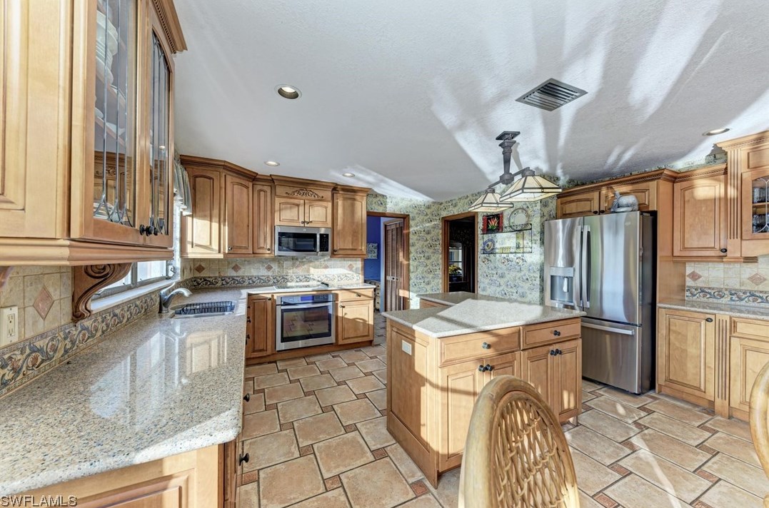 37 Hibiscus Dr, Punta Gorda FL 33950-5076 exterior