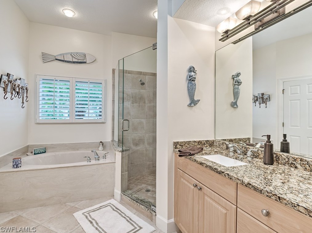 8802 New Castle Dr, Fort Myers FL 33908-5658 exterior