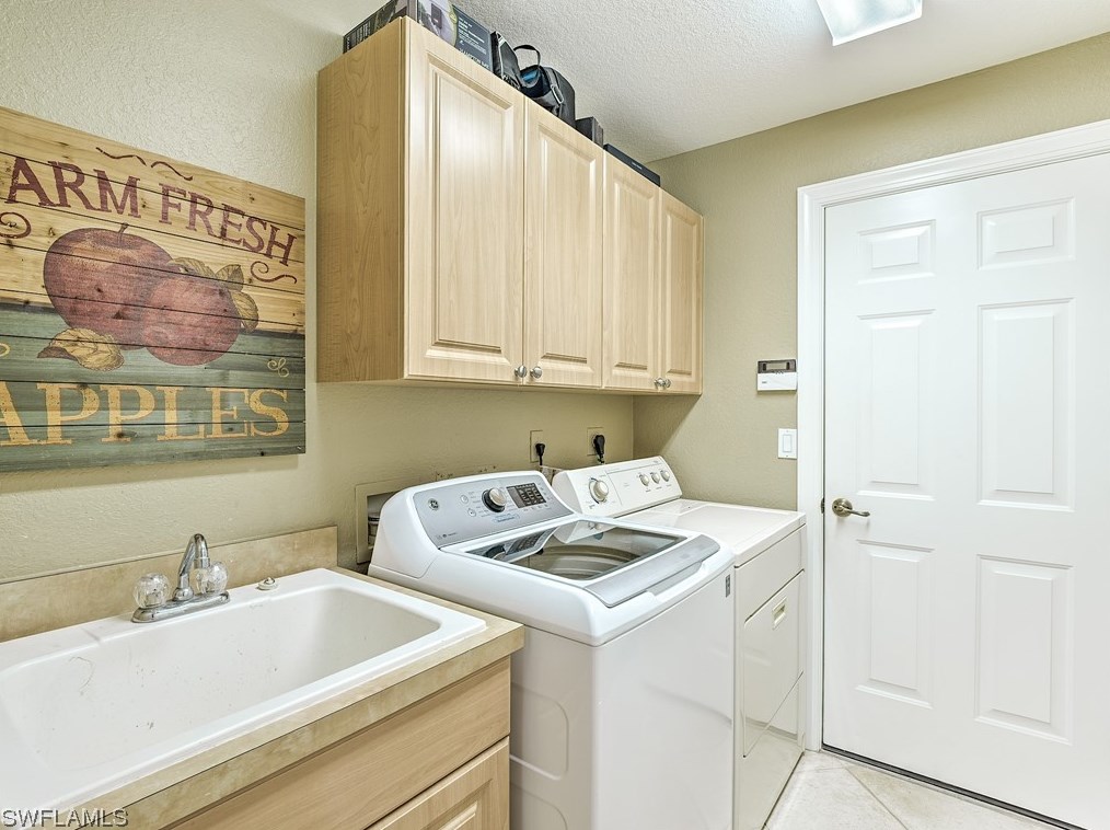 8802 New Castle Dr, Fort Myers FL 33908-5658 exterior