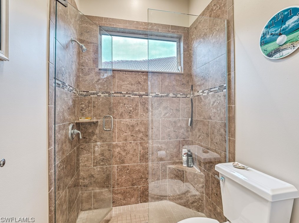 8802 New Castle Dr, Fort Myers FL 33908-5658 exterior