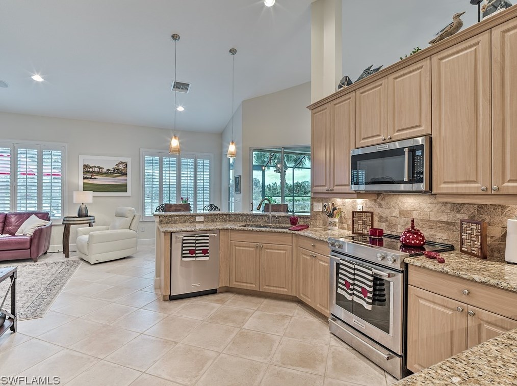 8802 New Castle Dr, Fort Myers FL 33908-5658 exterior