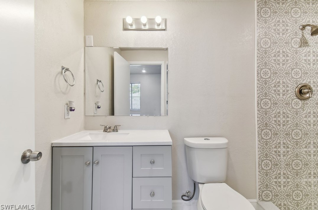 6659 Fiesta Way, Fort Myers FL  33919-6330 exterior