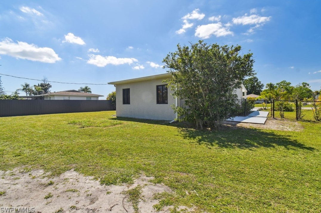 6659 Fiesta Way, Fort Myers FL  33919-6330 exterior