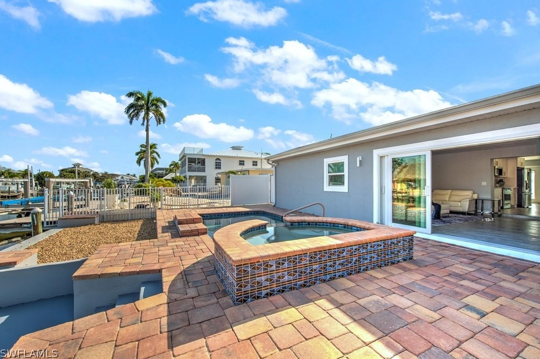 127 Albatross St, Fort Myers Beach FL  33931-4501 exterior