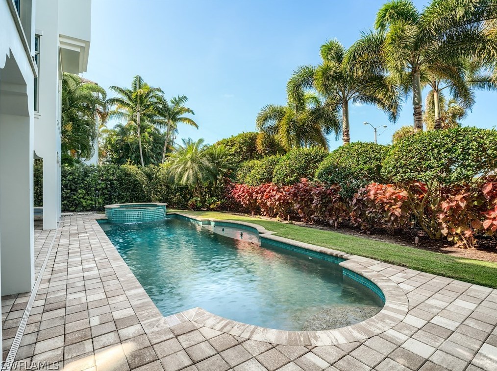 1724 Gulf Shore Blvd, Naples FL exterior