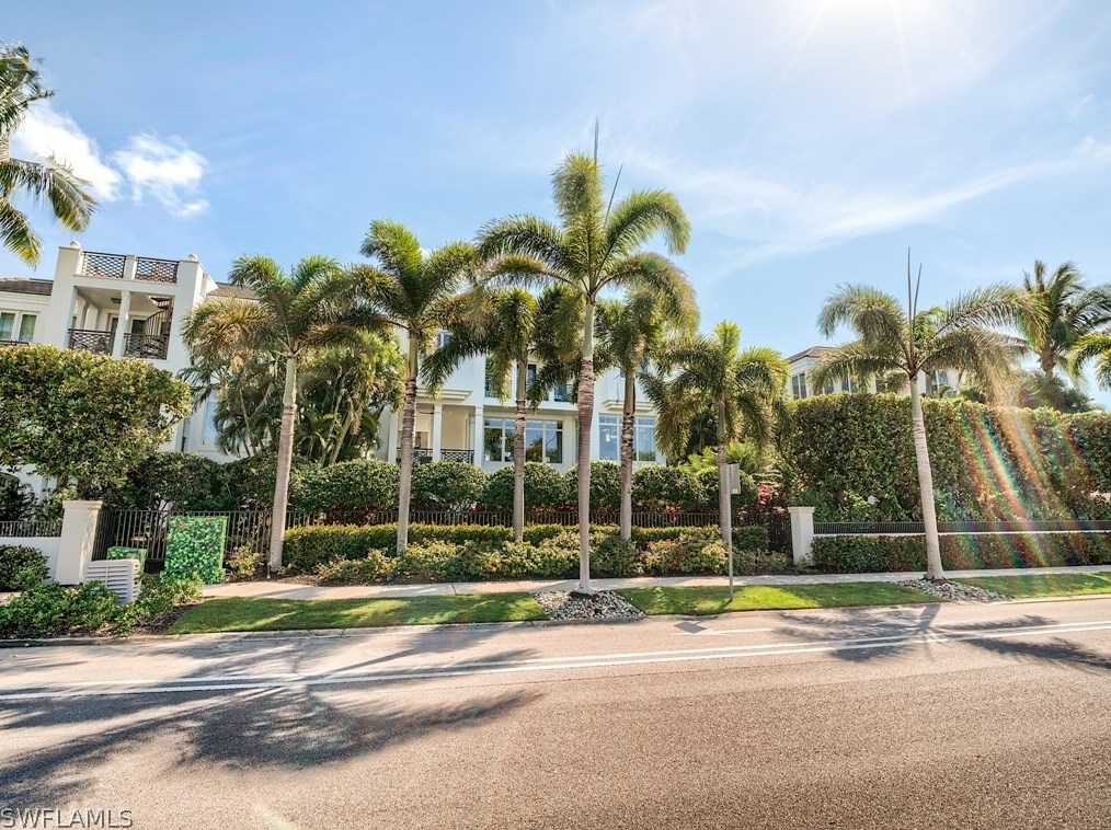 1724 Gulf Shore Blvd, Naples FL exterior