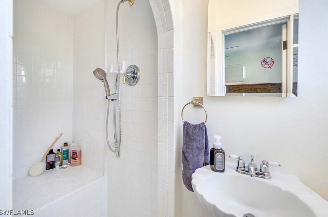 1221 Canterbury Dr, Fort Myers FL  33901-8762 exterior