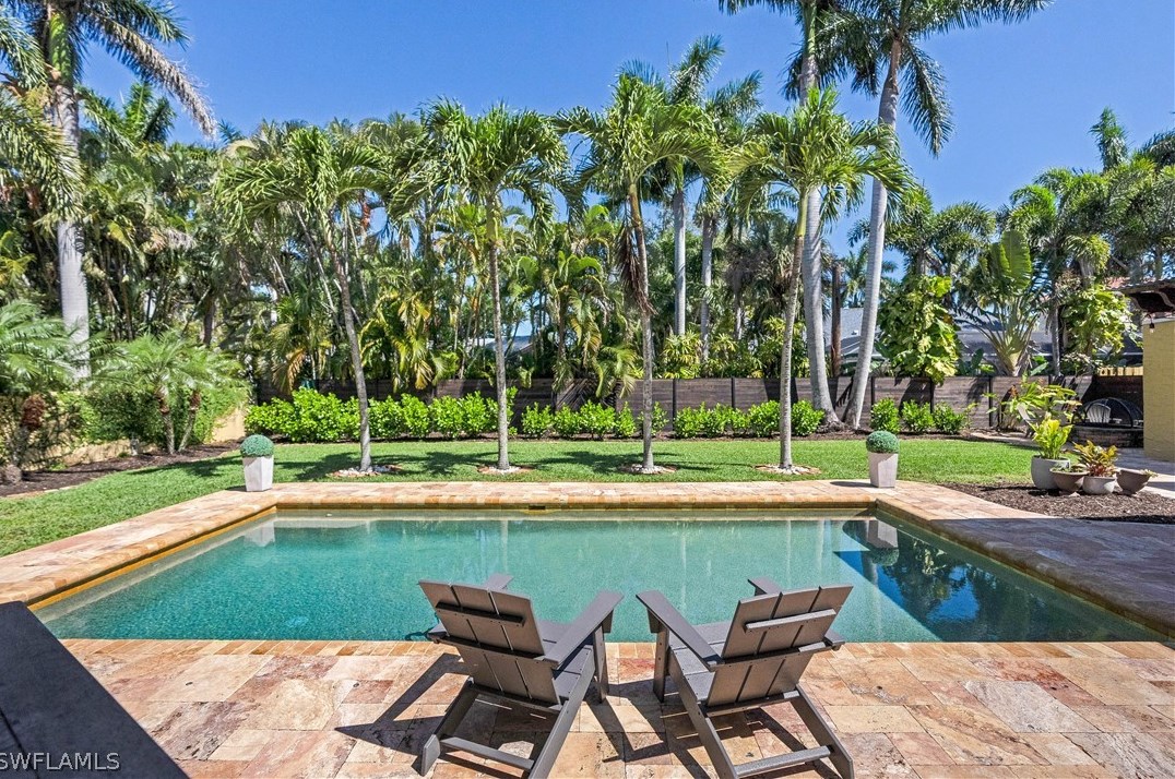 1221 Canterbury Dr, Fort Myers FL  33901-8762 exterior