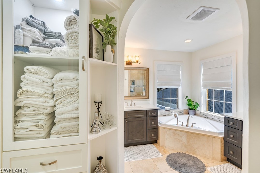 1221 Canterbury Dr, Fort Myers FL  33901-8762 exterior