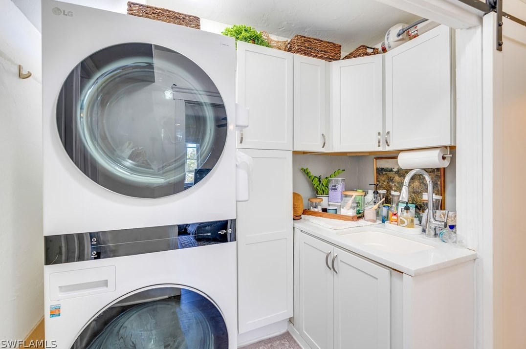 1221 Canterbury Dr, Fort Myers FL  33901-8762 exterior