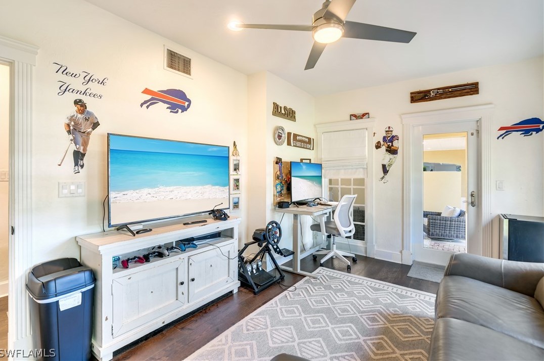 1221 Canterbury Dr, Fort Myers FL  33901-8762 exterior