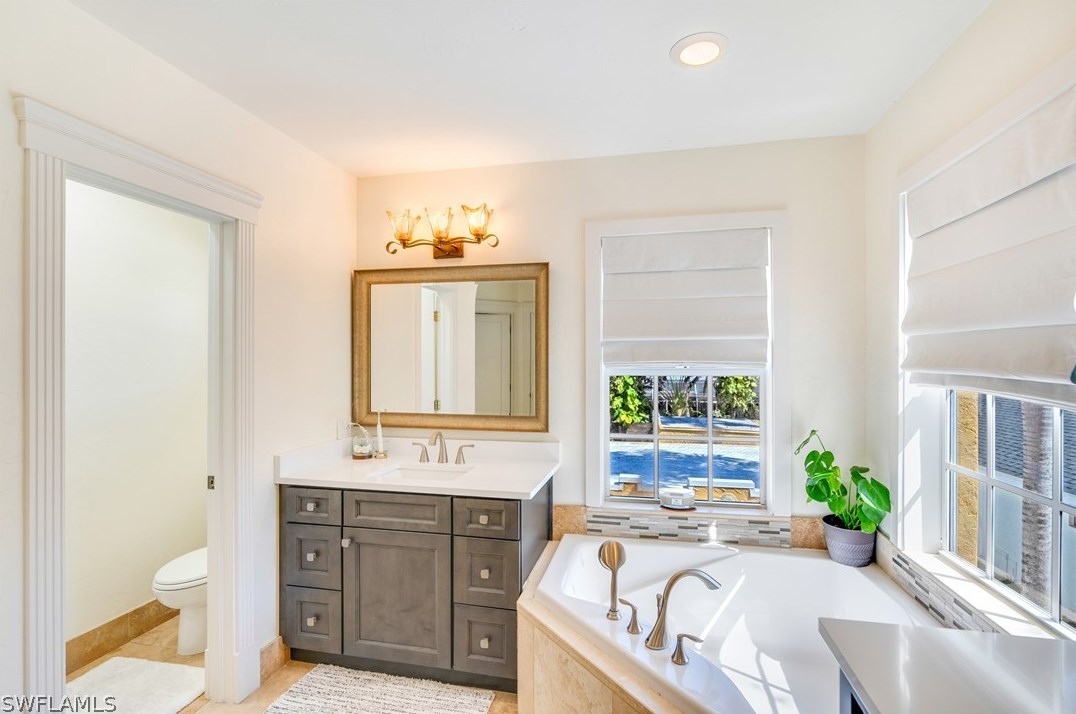 1221 Canterbury Dr, Fort Myers FL  33901-8762 exterior