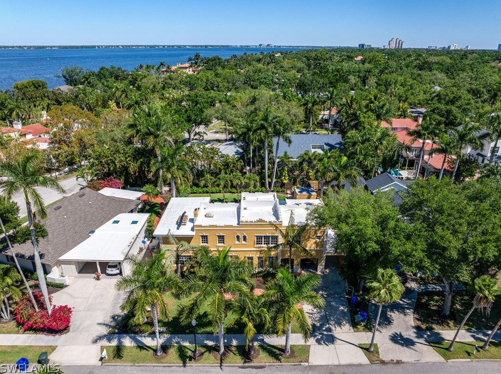 1221 Canterbury Dr, Fort Myers FL  33901-8762 exterior