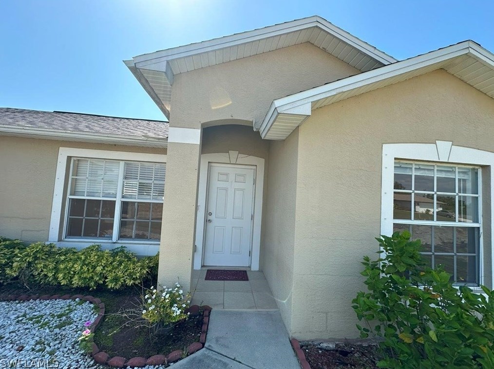 922 2nd Pl, Cape Coral FL  33909-1204 exterior