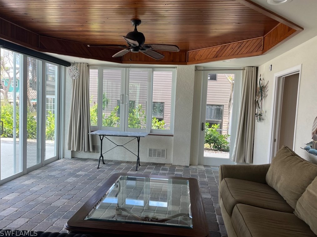 426 Palermo Cir, Fort Myers Beach FL  33931-2726 exterior