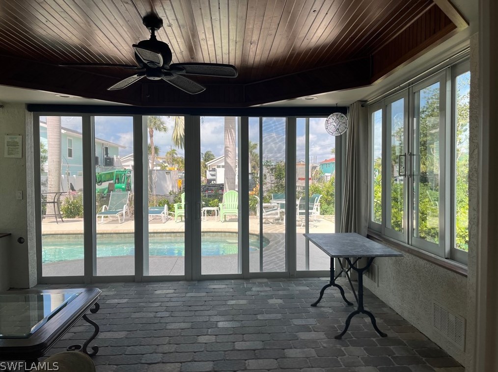 426 Palermo Cir, Fort Myers Beach FL  33931-2726 exterior