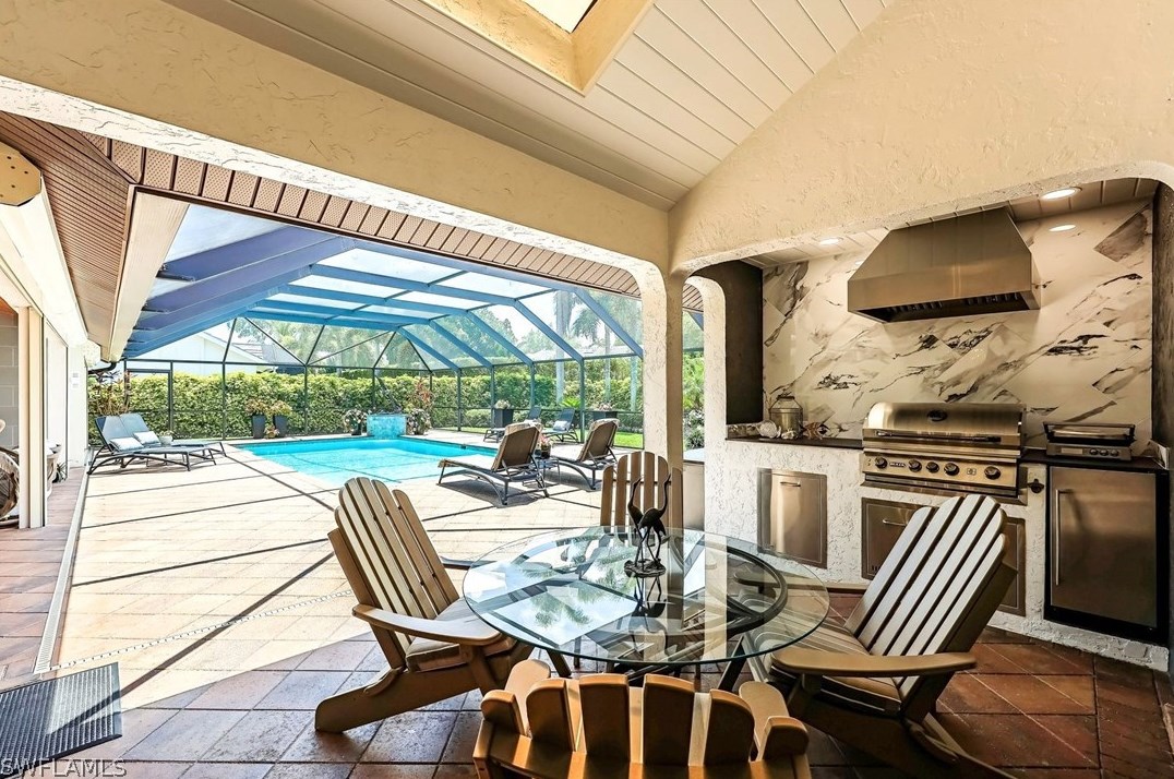 811 Bentwood Dr, Naples FL 34108-8204 exterior