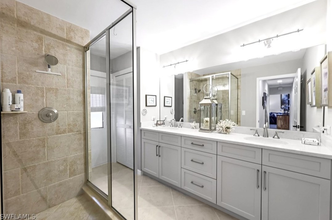 811 Bentwood Dr, Naples FL 34108-8204 exterior