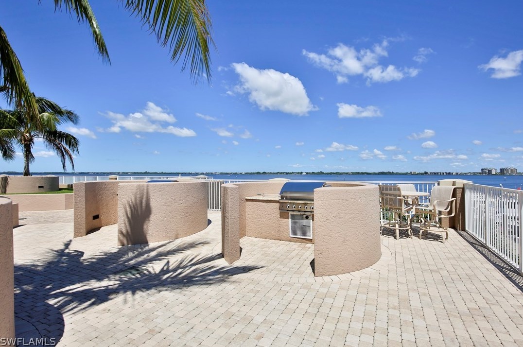 2090 1st St, Fort Myers FL  33901-3103 exterior