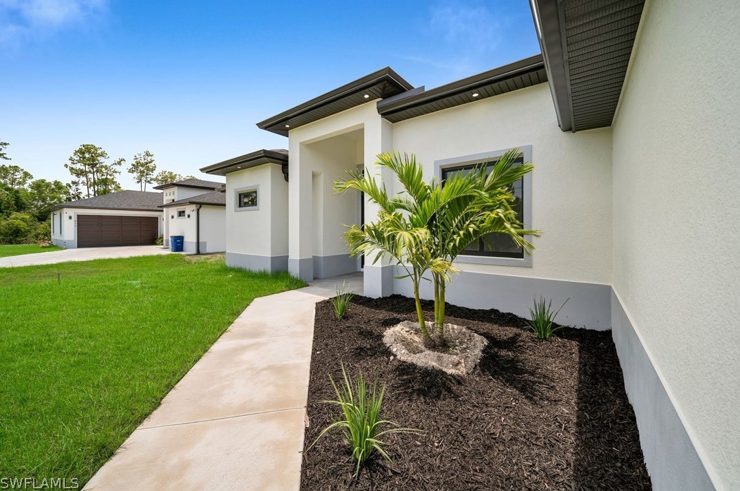 817 Calvin Ave, Lehigh Acres FL  33972-7213 exterior