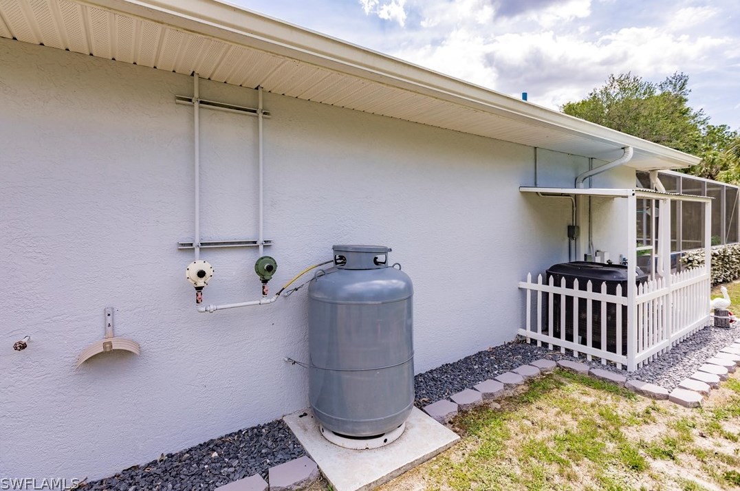 401 Jefferson Ave, Lehigh Acres FL  33936-4347 exterior