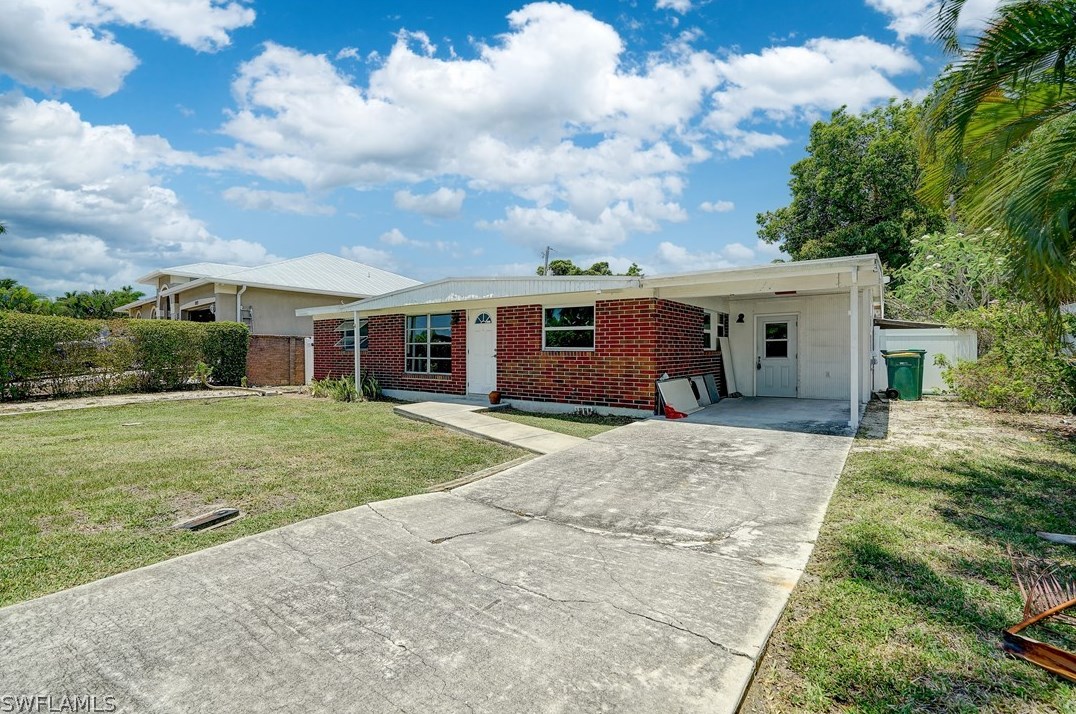 1897 Hbr Ln, Naples FL 34104-0317 exterior