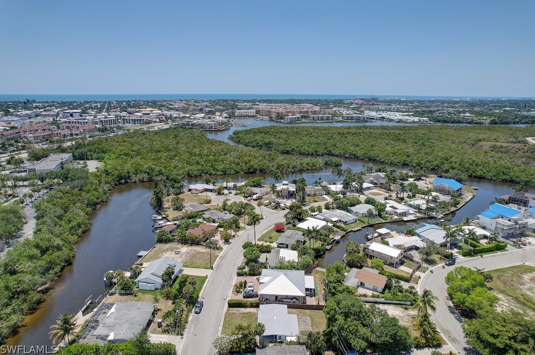 1897 Hbr Ln, Naples FL 34104-0317 exterior