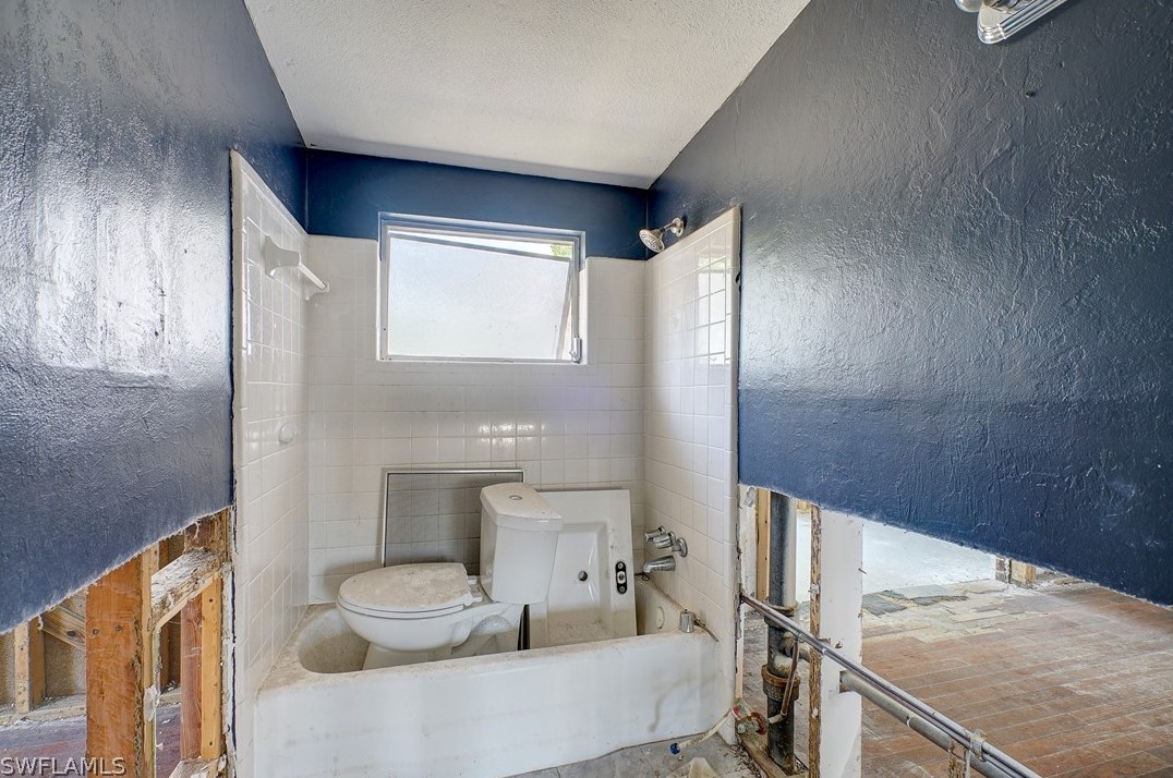 1897 Hbr Ln, Naples FL 34104-0317 exterior