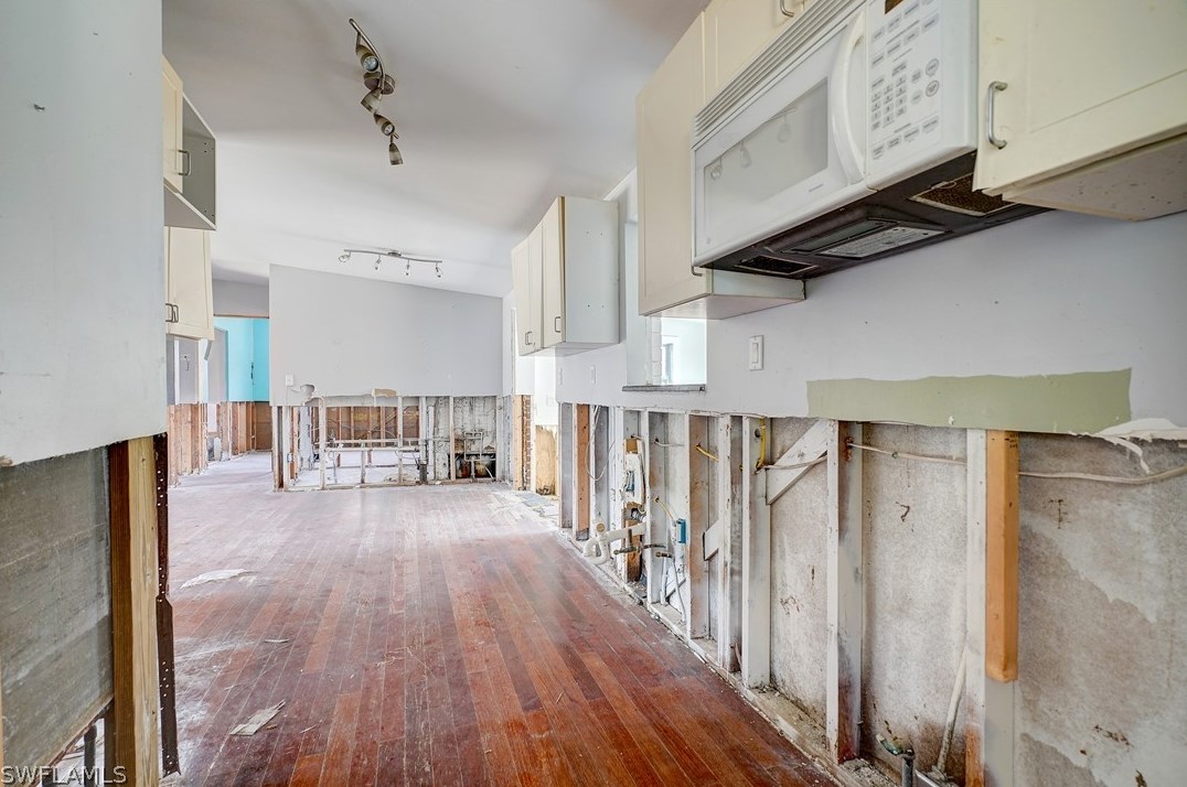 1897 Hbr Ln, Naples FL 34104-0317 exterior