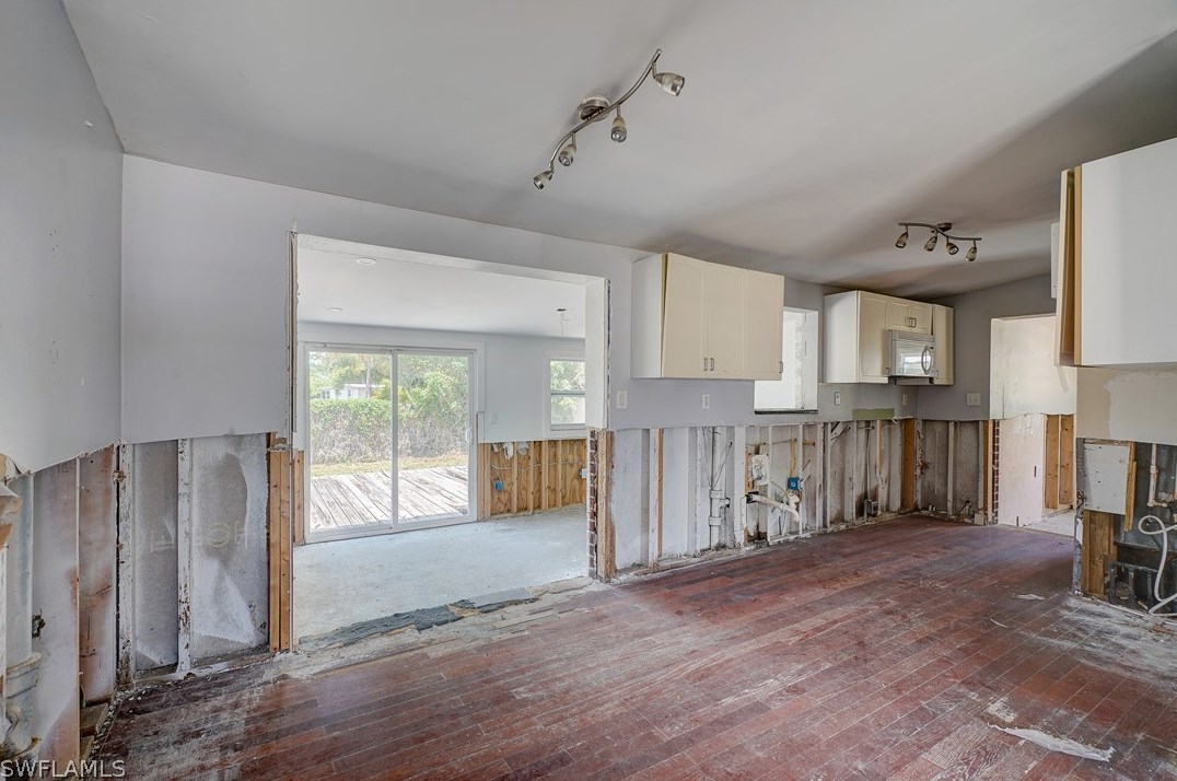 1897 Hbr Ln, Naples FL 34104-0317 exterior