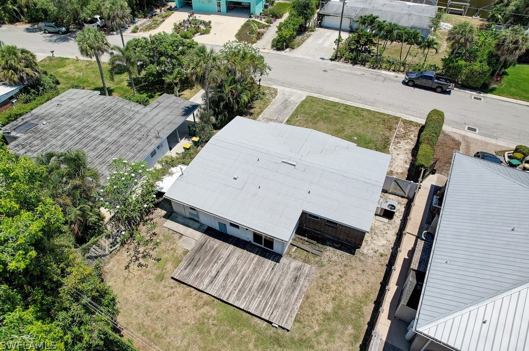 1897 Hbr Ln, Naples FL 34104-0317 exterior