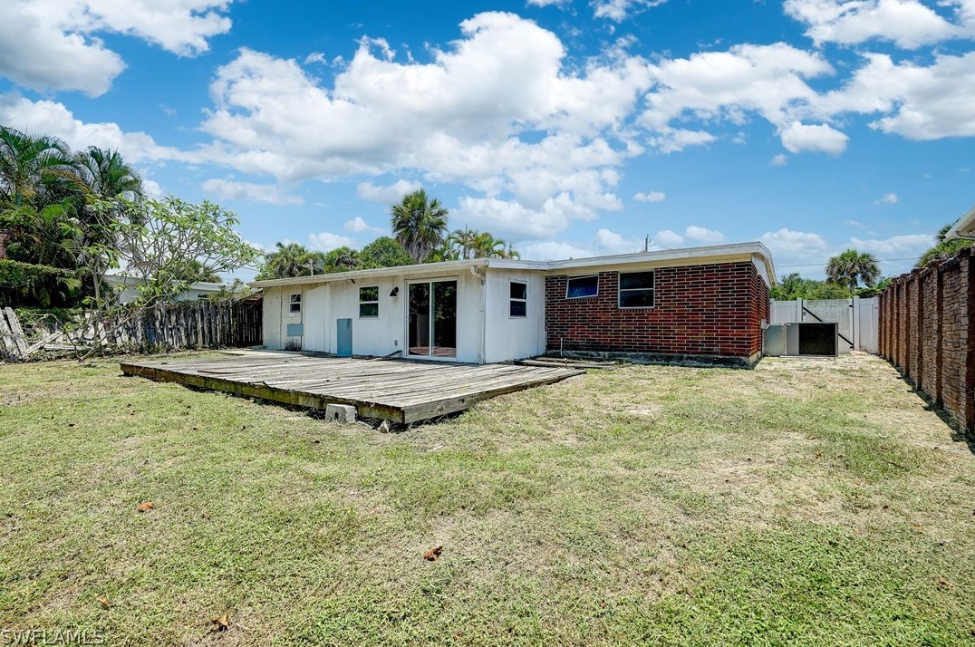 1897 Hbr Ln, Naples FL 34104-0317 exterior