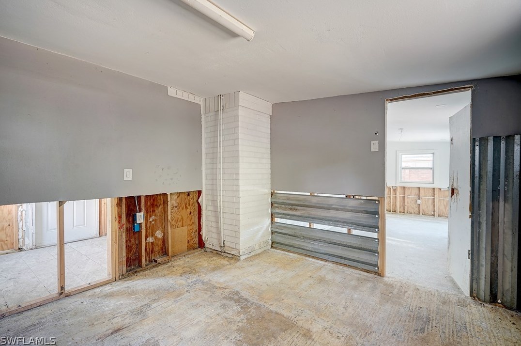 1897 Hbr Ln, Naples FL 34104-0317 exterior