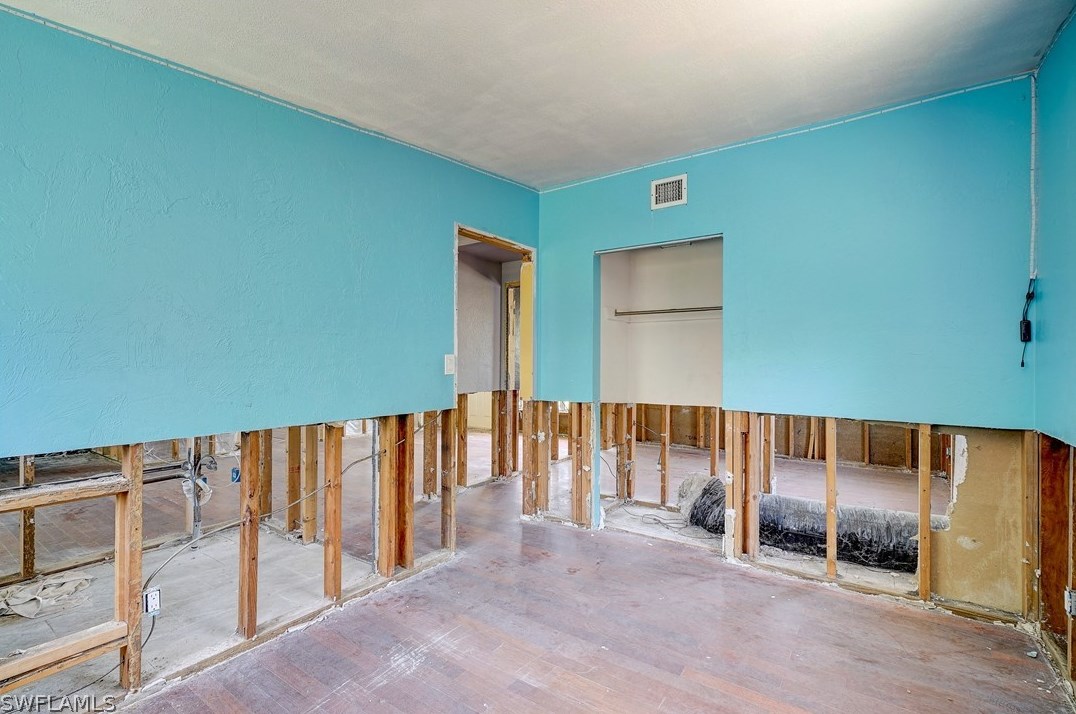 1897 Hbr Ln, Naples FL 34104-0317 exterior