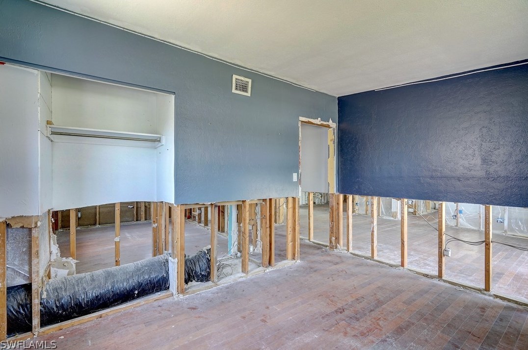 1897 Hbr Ln, Naples FL 34104-0317 exterior