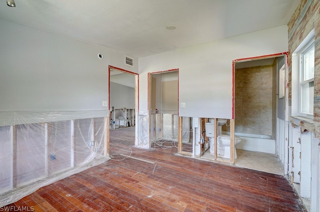 1897 Hbr Ln, Naples FL 34104-0317 exterior