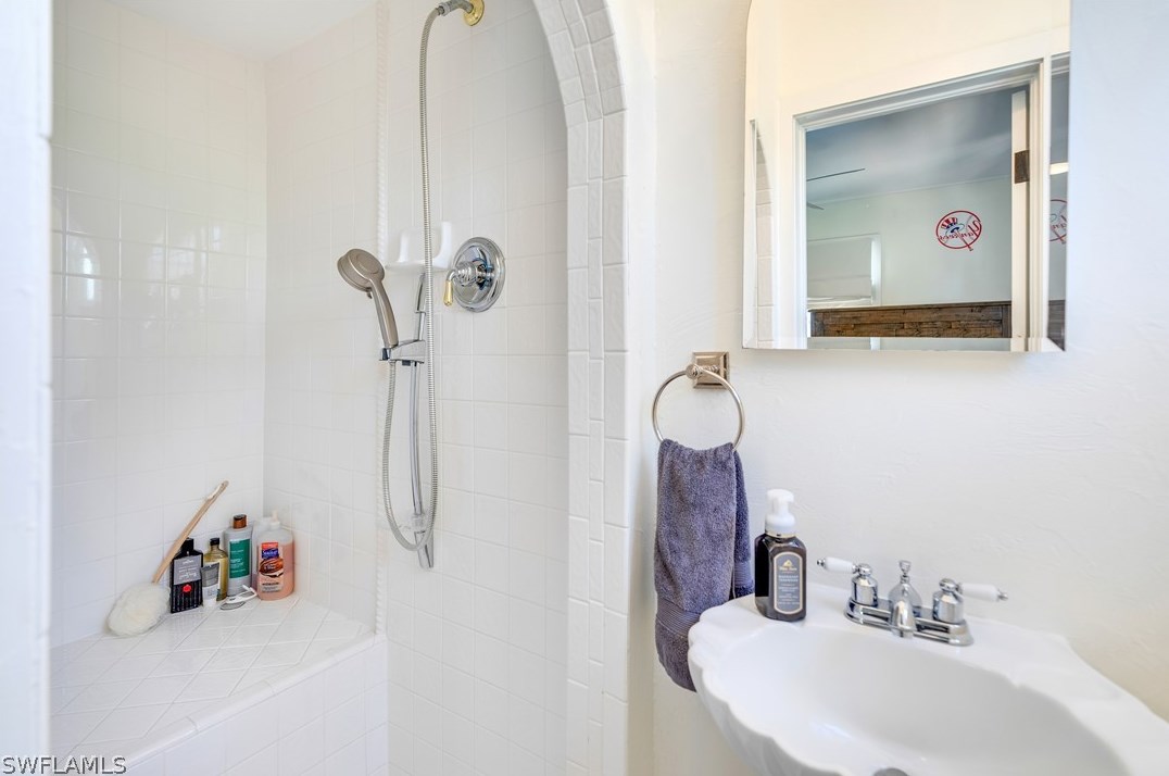 1221 Canterbury Dr, Fort Myers FL  33901-8762 exterior