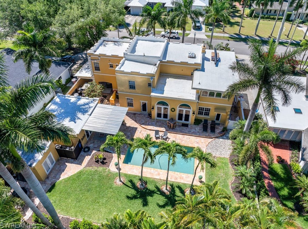 1221 Canterbury Dr, Fort Myers FL  33901-8762 exterior