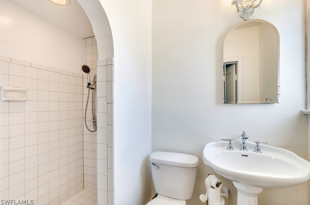 1221 Canterbury Dr, Fort Myers FL  33901-8762 exterior