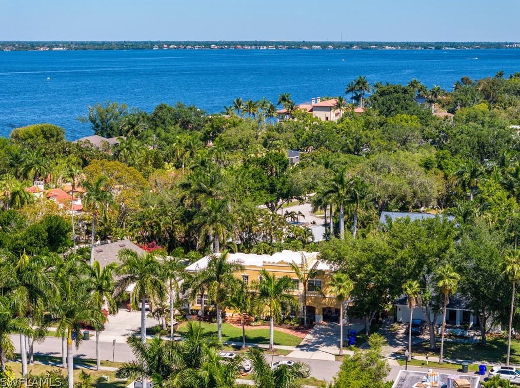 1221 Canterbury Dr, Fort Myers FL  33901-8762 exterior