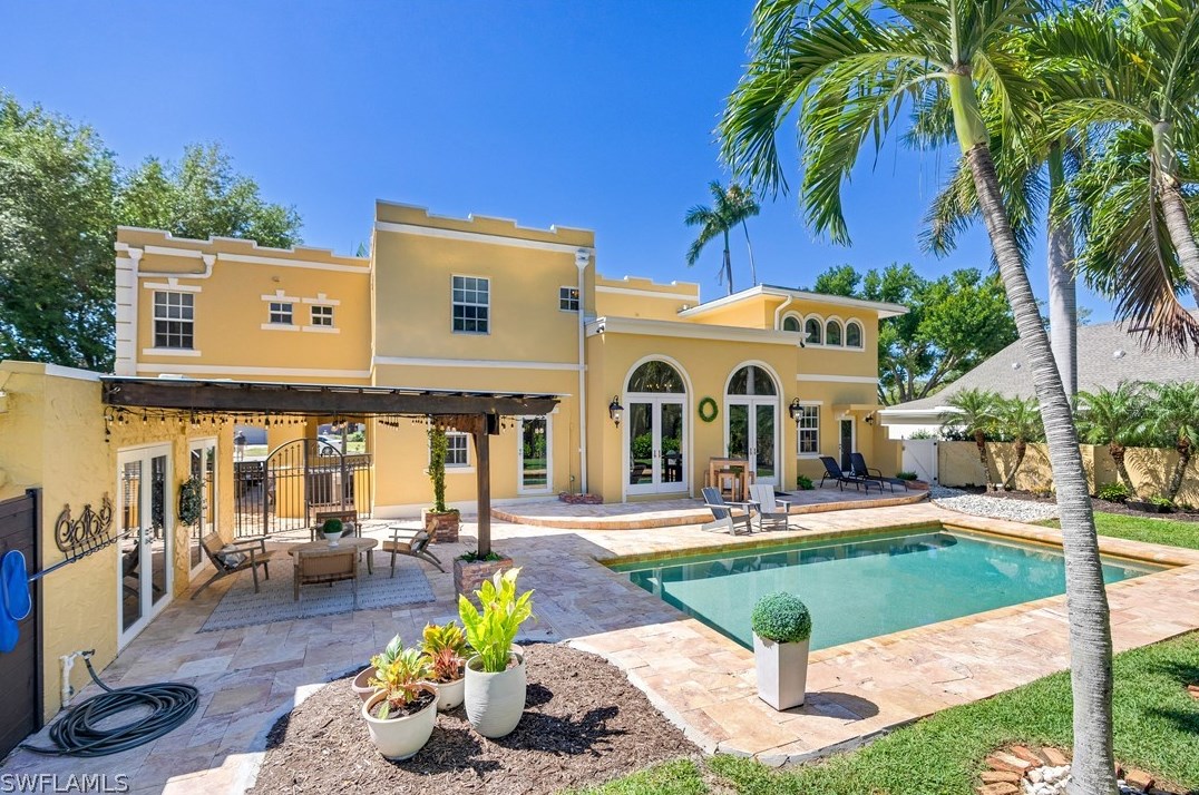 1221 Canterbury Dr, Fort Myers FL  33901-8762 exterior