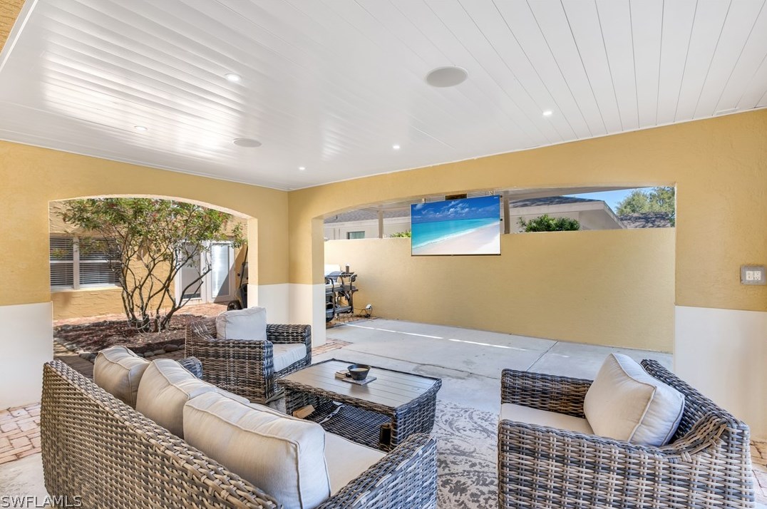 1221 Canterbury Dr, Fort Myers FL  33901-8762 exterior